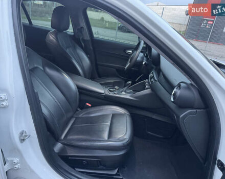 Альфа Ромео Джулия 2019 в Луцке на Automoto.ua Белый Альфа Ромео Джулия, объемом двигателя 2 л и пробегом 177 тыс. км за 15000 $, фото 24 на Automoto.ua