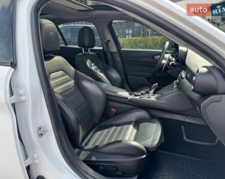 Белый Альфа Ромео Джулия, объемом двигателя 2 л и пробегом 105 тыс. км за 17990 $, фото 16 на Automoto.ua