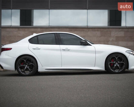 Белый Альфа Ромео Джулия, объемом двигателя 2 л и пробегом 21 тыс. км за 25500 $, фото 1 на Automoto.ua