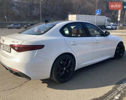 Белый Альфа Ромео Джулия, объемом двигателя 2 л и пробегом 73 тыс. км за 25900 $, фото 4 на Automoto.ua