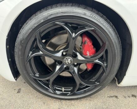 Белый Альфа Ромео Джулия, объемом двигателя 2 л и пробегом 110 тыс. км за 25000 $, фото 19 на Automoto.ua