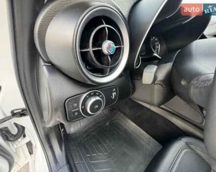 Белый Альфа Ромео Джулия, объемом двигателя 2 л и пробегом 110 тыс. км за 25000 $, фото 58 на Automoto.ua