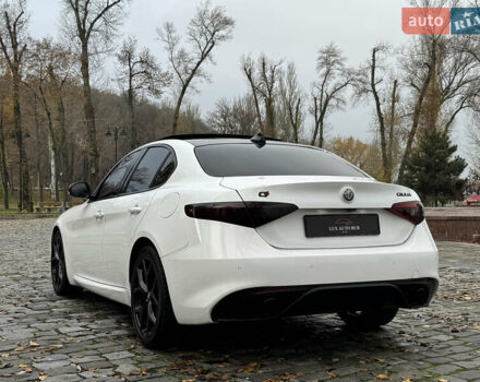 Белый Альфа Ромео Джулия, объемом двигателя 2 л и пробегом 40 тыс. км за 24999 $, фото 75 на Automoto.ua