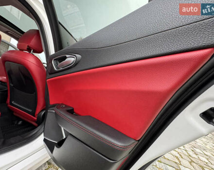 Белый Альфа Ромео Джулия, объемом двигателя 2 л и пробегом 40 тыс. км за 24999 $, фото 12 на Automoto.ua