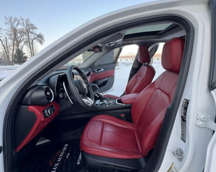 Білий Альфа Ромео Джулія, об'ємом двигуна 2 л та пробігом 40 тис. км за 22999 $, фото 141 на Automoto.ua