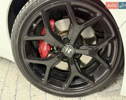 Белый Альфа Ромео Джулия, объемом двигателя 2 л и пробегом 55 тыс. км за 23000 $, фото 52 на Automoto.ua