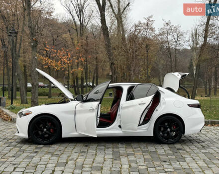 Білий Альфа Ромео Джулія, об'ємом двигуна 2 л та пробігом 40 тис. км за 22999 $, фото 109 на Automoto.ua