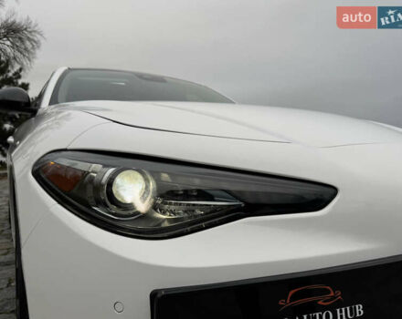 Белый Альфа Ромео Джулия, объемом двигателя 2 л и пробегом 40 тыс. км за 24999 $, фото 86 на Automoto.ua