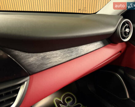 Белый Альфа Ромео Джулия, объемом двигателя 2 л и пробегом 55 тыс. км за 23000 $, фото 29 на Automoto.ua