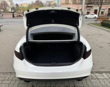 Белый Альфа Ромео Джулия, объемом двигателя 2 л и пробегом 110 тыс. км за 25000 $, фото 6 на Automoto.ua