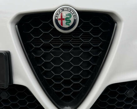 Білий Альфа Ромео Джулія, об'ємом двигуна 2 л та пробігом 40 тис. км за 22999 $, фото 95 на Automoto.ua