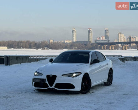 Білий Альфа Ромео Джулія, об'ємом двигуна 2 л та пробігом 40 тис. км за 22999 $, фото 137 на Automoto.ua