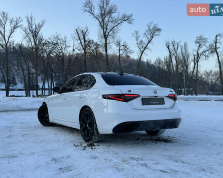 Білий Альфа Ромео Джулія, об'ємом двигуна 2 л та пробігом 40 тис. км за 22999 $, фото 153 на Automoto.ua