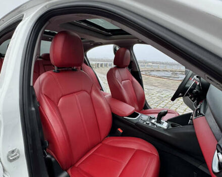 Білий Альфа Ромео Джулія, об'ємом двигуна 2 л та пробігом 40 тис. км за 22999 $, фото 120 на Automoto.ua