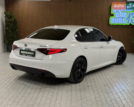 Белый Альфа Ромео Джулия, объемом двигателя 2 л и пробегом 55 тыс. км за 23000 $, фото 49 на Automoto.ua