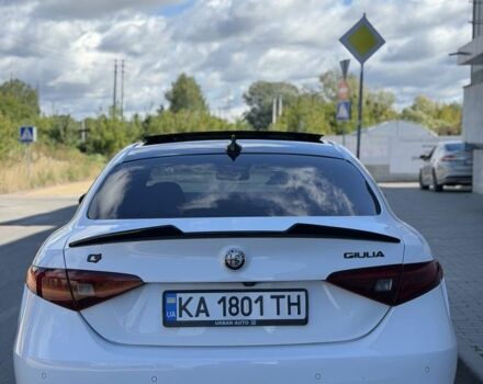 Білий Альфа Ромео Джулія, об'ємом двигуна 2 л та пробігом 129 тис. км за 20896 $, фото 5 на Automoto.ua
