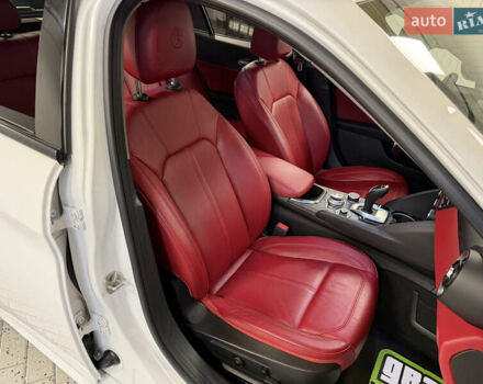 Белый Альфа Ромео Джулия, объемом двигателя 2 л и пробегом 55 тыс. км за 23000 $, фото 31 на Automoto.ua