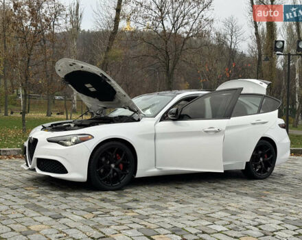 Білий Альфа Ромео Джулія, об'ємом двигуна 2 л та пробігом 40 тис. км за 22999 $, фото 110 на Automoto.ua