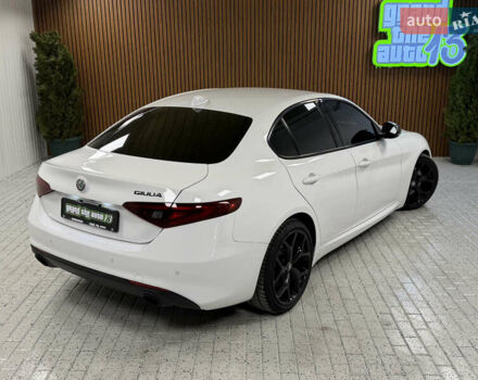 Белый Альфа Ромео Джулия, объемом двигателя 2 л и пробегом 55 тыс. км за 23000 $, фото 43 на Automoto.ua