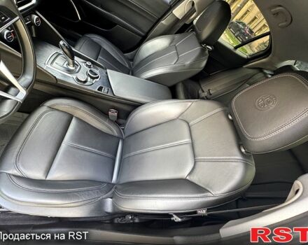 Белый Альфа Ромео Джулия, объемом двигателя 2 л и пробегом 110 тыс. км за 25000 $, фото 10 на Automoto.ua