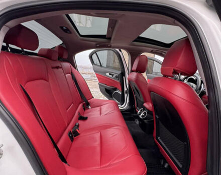 Білий Альфа Ромео Джулія, об'ємом двигуна 2 л та пробігом 40 тис. км за 22999 $, фото 10 на Automoto.ua