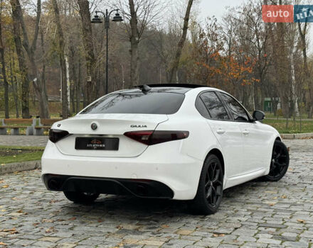 Білий Альфа Ромео Джулія, об'ємом двигуна 2 л та пробігом 40 тис. км за 22999 $, фото 6 на Automoto.ua