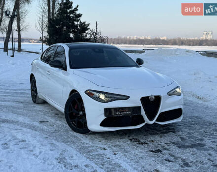 Білий Альфа Ромео Джулія, об'ємом двигуна 2 л та пробігом 40 тис. км за 22999 $, фото 164 на Automoto.ua