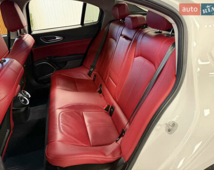 Белый Альфа Ромео Джулия, объемом двигателя 2 л и пробегом 55 тыс. км за 23000 $, фото 38 на Automoto.ua