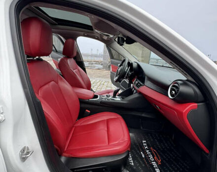 Білий Альфа Ромео Джулія, об'ємом двигуна 2 л та пробігом 40 тис. км за 22999 $, фото 125 на Automoto.ua