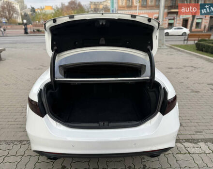 Белый Альфа Ромео Джулия, объемом двигателя 2 л и пробегом 110 тыс. км за 25000 $, фото 31 на Automoto.ua