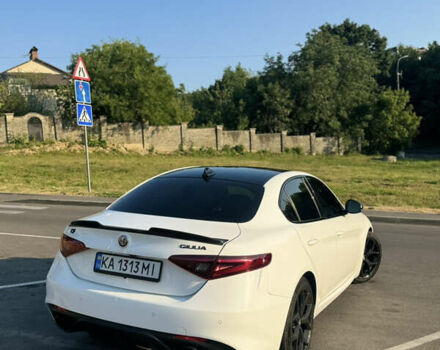 Білий Альфа Ромео Джулія, об'ємом двигуна 2 л та пробігом 37 тис. км за 29500 $, фото 5 на Automoto.ua