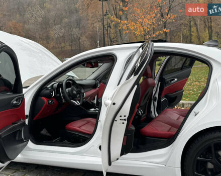 Білий Альфа Ромео Джулія, об'ємом двигуна 2 л та пробігом 40 тис. км за 22999 $, фото 107 на Automoto.ua