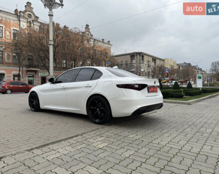 Белый Альфа Ромео Джулия, объемом двигателя 2 л и пробегом 110 тыс. км за 19000 $, фото 9 на Automoto.ua
