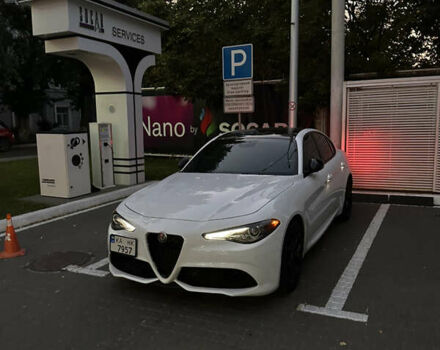 Белый Альфа Ромео Джулия, объемом двигателя 2 л и пробегом 45 тыс. км за 29000 $, фото 2 на Automoto.ua