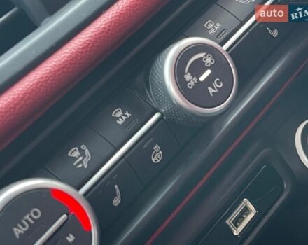 Білий Альфа Ромео Джулія, об'ємом двигуна 2 л та пробігом 74 тис. км за 21500 $, фото 8 на Automoto.ua