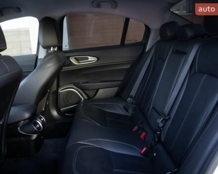 Белый Альфа Ромео Джулия, объемом двигателя 2 л и пробегом 82 тыс. км за 23800 $, фото 11 на Automoto.ua