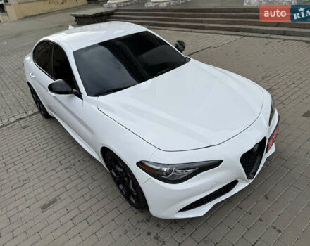 Белый Альфа Ромео Джулия, объемом двигателя 2 л и пробегом 110 тыс. км за 25000 $, фото 23 на Automoto.ua