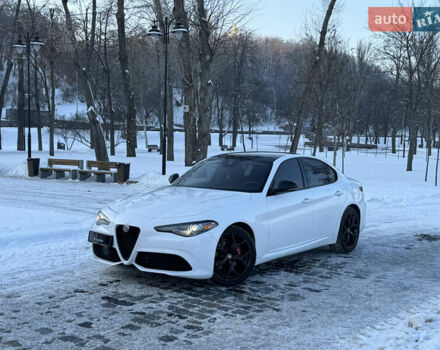 Білий Альфа Ромео Джулія, об'ємом двигуна 2 л та пробігом 40 тис. км за 22999 $, фото 156 на Automoto.ua