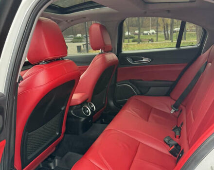 Белый Альфа Ромео Джулия, объемом двигателя 2 л и пробегом 40 тыс. км за 24999 $, фото 34 на Automoto.ua