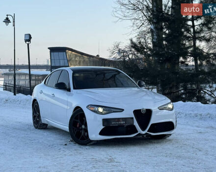 Білий Альфа Ромео Джулія, об'ємом двигуна 2 л та пробігом 40 тис. км за 22999 $, фото 139 на Automoto.ua