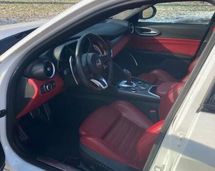 Белый Альфа Ромео Джулия, объемом двигателя 2 л и пробегом 73 тыс. км за 25900 $, фото 7 на Automoto.ua