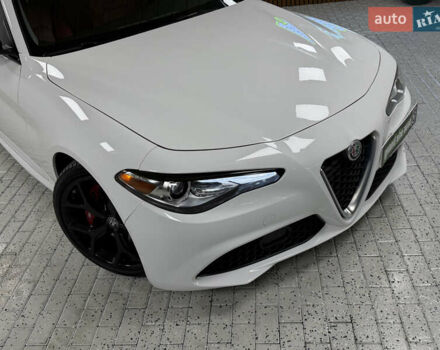 Белый Альфа Ромео Джулия, объемом двигателя 2 л и пробегом 55 тыс. км за 23000 $, фото 4 на Automoto.ua