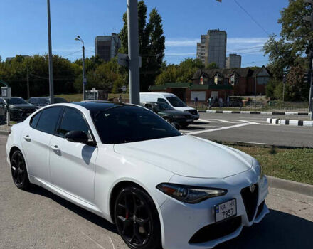 Белый Альфа Ромео Джулия, объемом двигателя 2 л и пробегом 45 тыс. км за 29000 $, фото 7 на Automoto.ua