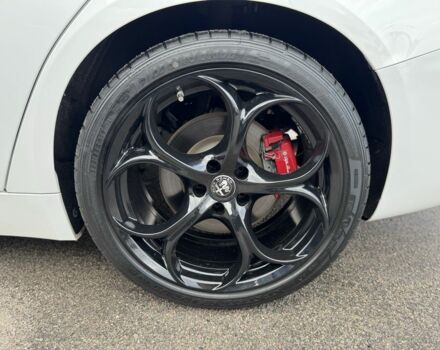 Белый Альфа Ромео Джулия, объемом двигателя 2 л и пробегом 110 тыс. км за 25000 $, фото 20 на Automoto.ua