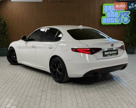 Белый Альфа Ромео Джулия, объемом двигателя 2 л и пробегом 55 тыс. км за 23000 $, фото 51 на Automoto.ua