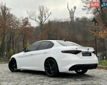 Белый Альфа Ромео Джулия, объемом двигателя 2 л и пробегом 40 тыс. км за 24999 $, фото 83 на Automoto.ua