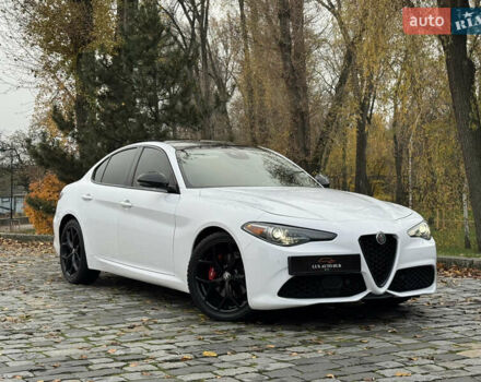 Белый Альфа Ромео Джулия, объемом двигателя 2 л и пробегом 40 тыс. км за 24999 $, фото 4 на Automoto.ua