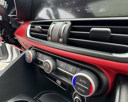 Білий Альфа Ромео Джулія, об'ємом двигуна 2 л та пробігом 40 тис. км за 22999 $, фото 20 на Automoto.ua