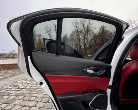 Белый Альфа Ромео Джулия, объемом двигателя 2 л и пробегом 40 тыс. км за 24999 $, фото 35 на Automoto.ua