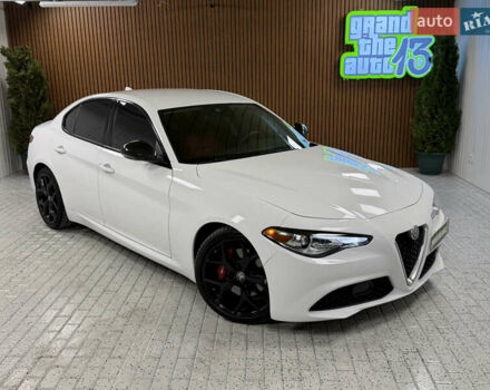 Белый Альфа Ромео Джулия, объемом двигателя 2 л и пробегом 55 тыс. км за 23000 $, фото 3 на Automoto.ua